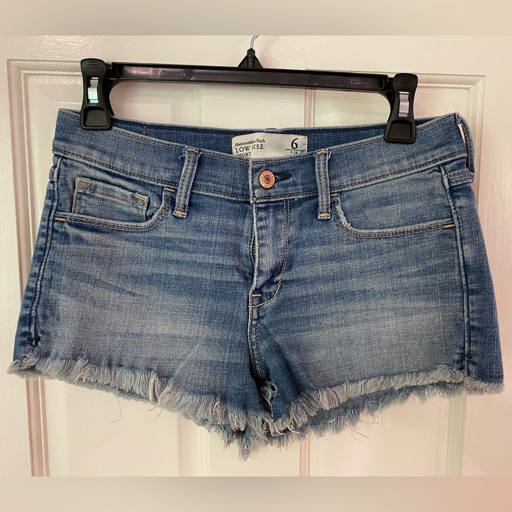 Abercrombie & Fitch Low Rise Short - Size 6